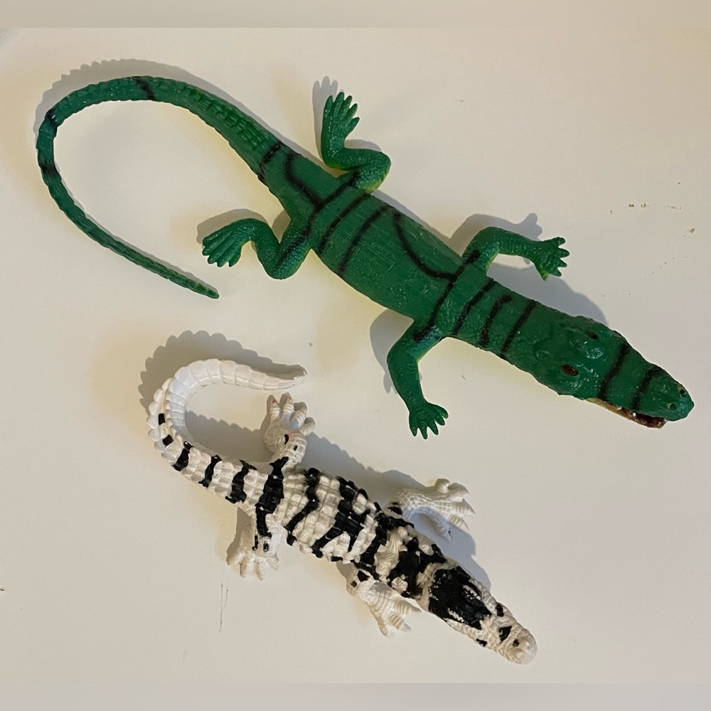 2 AlligatorToys Action Figures one green one white
